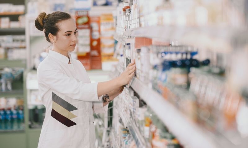 farmacéutica mirando medicamentos