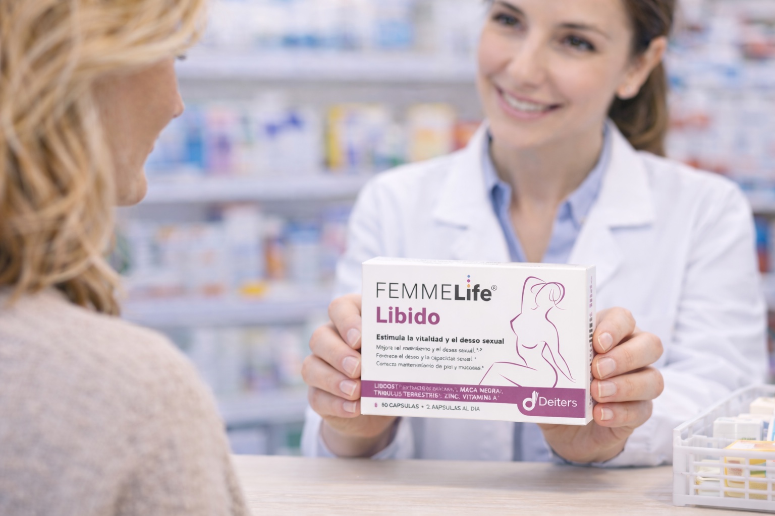 Caja de FemmeLife Libido en mostrador de farmacia con profesional sanitario desenfocado al fondo