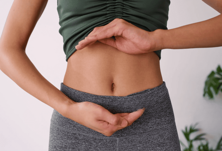 Mujer cuidando su salud intestinal con DeBiotix