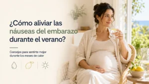 Mujer embarazada hidratándose para aliviar las náuseas durante el verano